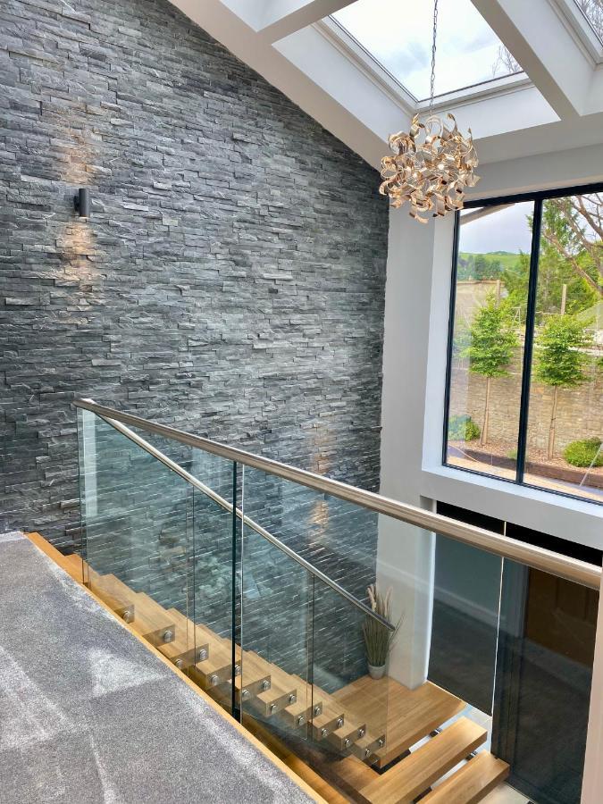 Stunning Modern Home Set In Beautiful Grounds. باث المظهر الخارجي الصورة