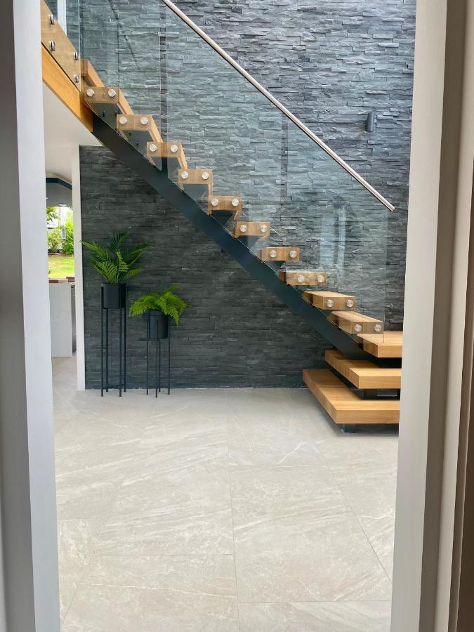 Stunning Modern Home Set In Beautiful Grounds. باث المظهر الخارجي الصورة