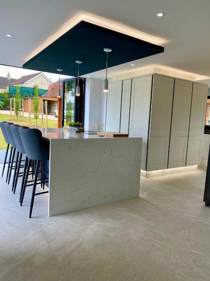 Stunning Modern Home Set In Beautiful Grounds. باث المظهر الخارجي الصورة