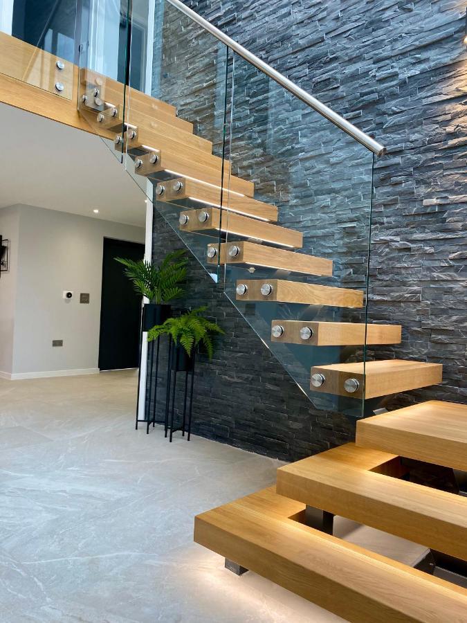 Stunning Modern Home Set In Beautiful Grounds. باث المظهر الخارجي الصورة