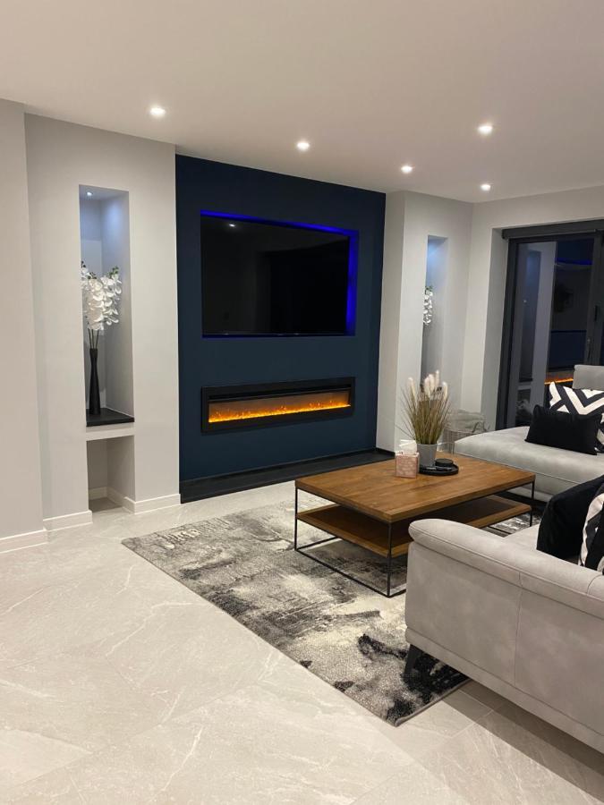 Stunning Modern Home Set In Beautiful Grounds. باث المظهر الخارجي الصورة